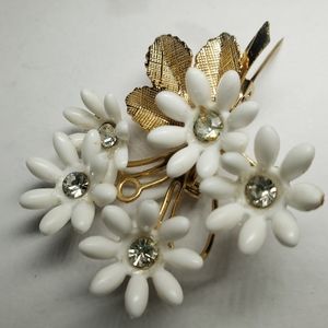 Vintage daisy brooch, 2"x1 1/2" white and gold tone